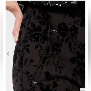 Chico’s 00 Juliet floral ankle pants flocked velvet XS 2 4 slim stretch black R